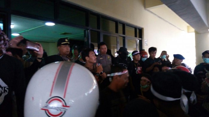 Warga Bara-Barayya Gruduk DPRD Sulsel, Tolak Eksekusi Lahan oleh TNI