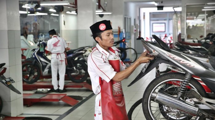 FOTO: Jelang Mudik, Permintaan Servis Motor Meningkat - bengkel_20170616_003623.jpg