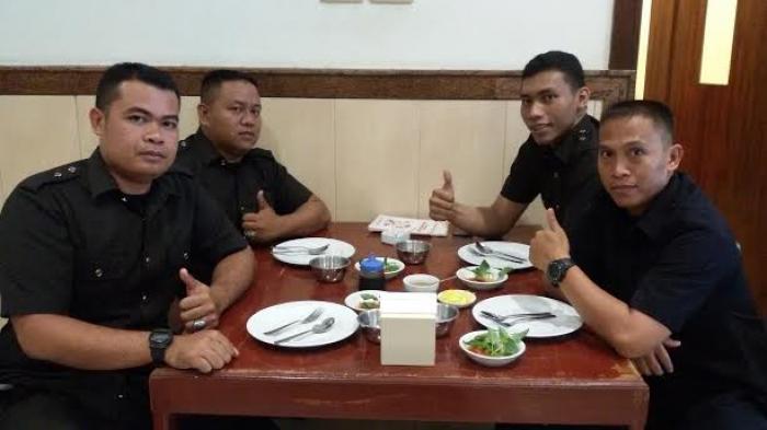 Empat Pria Kekar Ini Temani Syahrini di Makassar