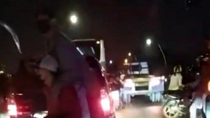 Viral Geng Motor Bersenjata Terlibat Tawuran di Tengah Jalan