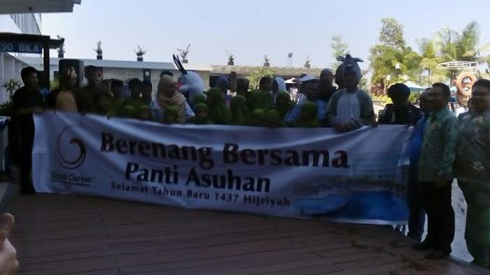 Hotel Clarion Makassar Ajak Anak Panti Asuhan Berenang Bersama