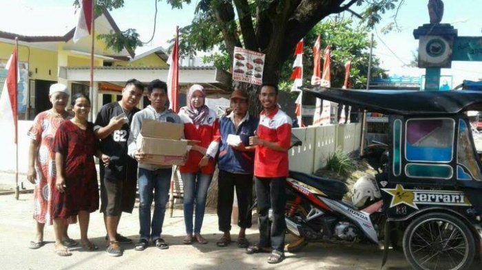 Jumat Berkah, Laskar Takalar Bersedekah Bagi-bagi Makanan