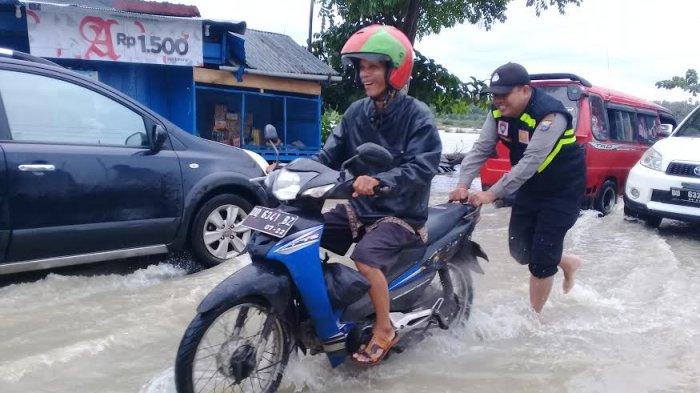 BREAKING BEWS: Jalan Poros Jeneponto di Kampung Paccelangaa Tergenang Air, Banyak Kendaraan Mogok