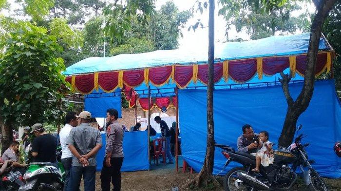 Sambil Amankan PSU di TPS 17 Biraeng Pangkep, Polisi Ini Temani Anaknya Makan Es Krim