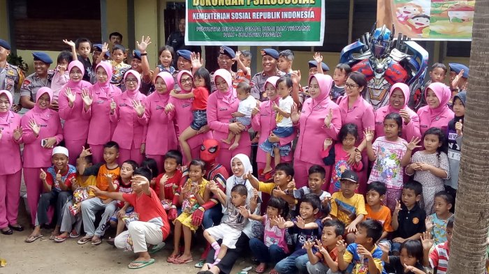 Hibur Anak Pengungsi Palu, Bhayangkari Brimob Sulsel Bawa Odong-odong dan Costplay - bhayangkara_polda_sulsel_20181015_183952.jpg