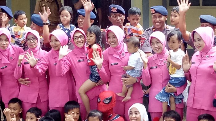 Hibur Anak Pengungsi Palu, Bhayangkari Brimob Sulsel Bawa Odong-odong dan Costplay - bhayangkari_brimob_polda_sulsel_20181015_184159.jpg