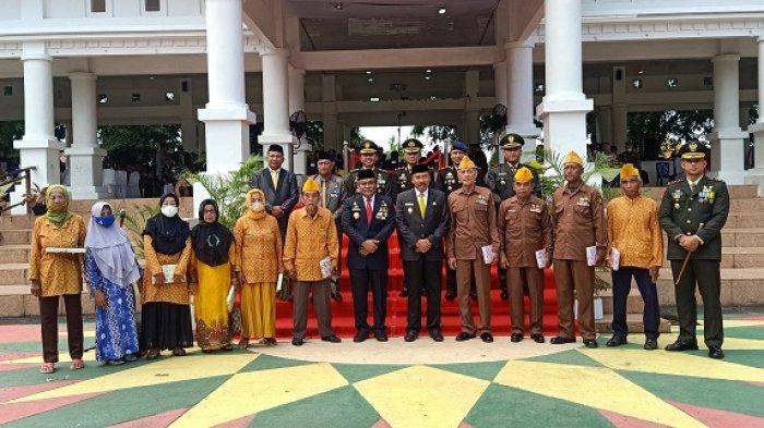 Hari Pahlawan, Bupati Bone Andi Fahsar Beri Penghargaan Satyalancana ke Pejuang Veteran