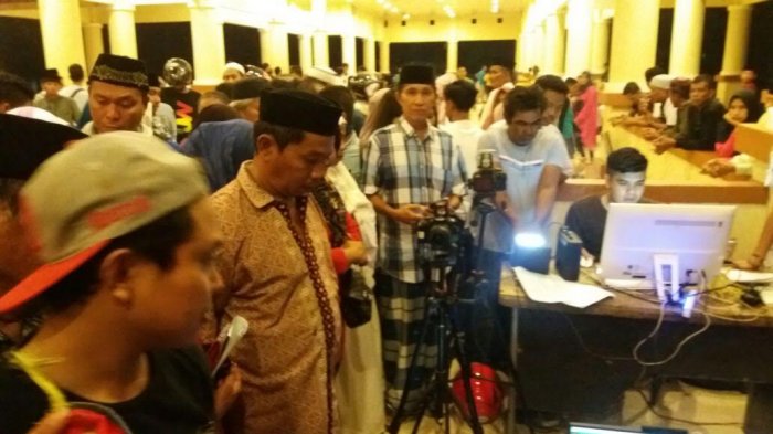 Warga Padati Perekaman KTP-el di Lapangan Merdeka Watampone