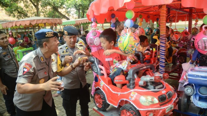 Hibur Anak Pengungsi Palu, Bhayangkari Brimob Sulsel Bawa Odong-odong dan Costplay - brimob-polda-sulsel1_20181015_184320.jpg