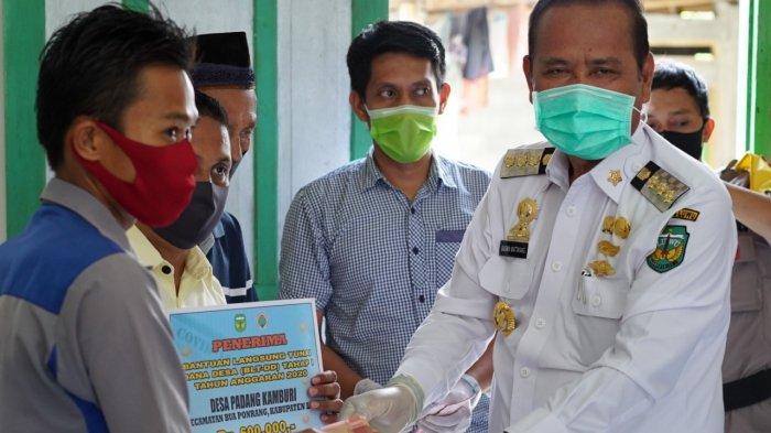 Hari Libur, Bupati Luwu Keliling Desa Serahkan BLT DD