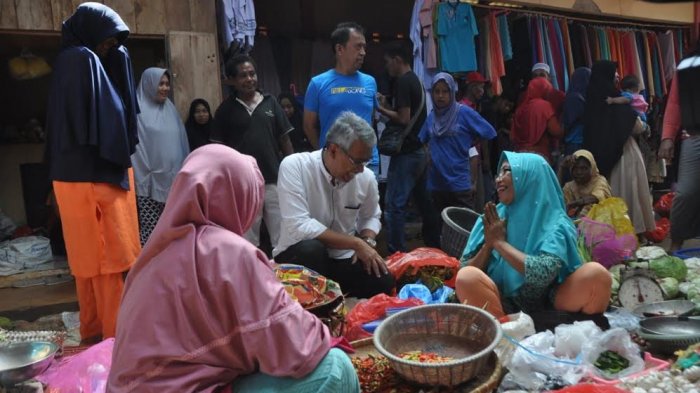 Beli Kebutuhan Dapur Istri di Pasar Malili, Bupati Husler: Stok Aman
