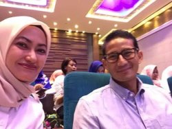 Lihat Gaya Bupati Luwu Utara Selfie Bareng Sandiaga Uno
