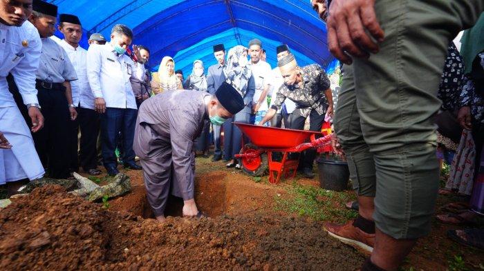 Bupati Pangkep Sumbang Rp 100 Juta untuk Pembangunan Masjid Hajar Aswad
