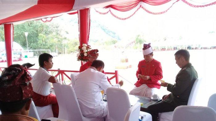 Menunggu Waktu Penurunan Bendera, Nikodemus Cs Bermain Domino