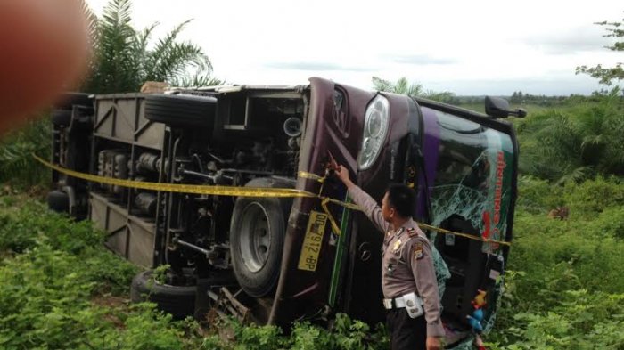 Bus Bintang Prima Terbalik di Cakke Enrekang, 13 Penumpang Terluka - bus-bintang-prima_20161222_141728.jpg