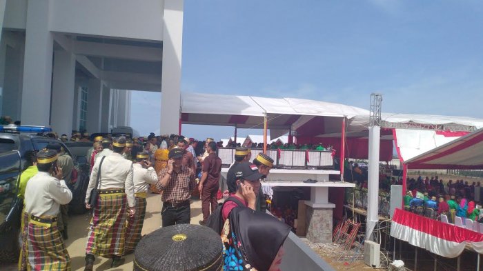 Peserta Upacara HUT Sulsel ke 348 Membludak, Ada yang Tak Dapat Kursi