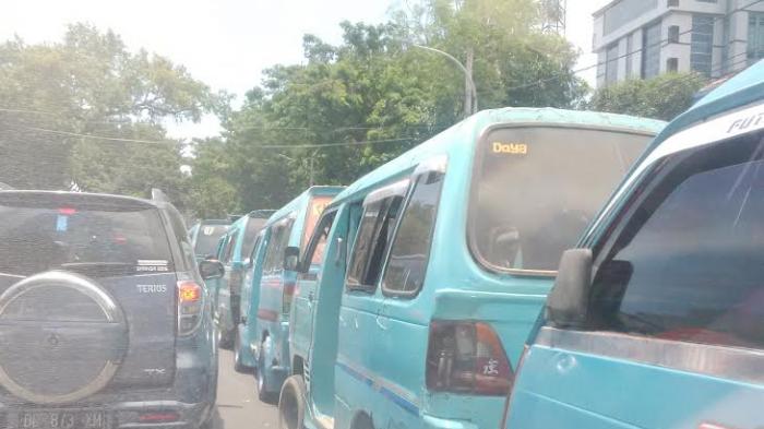 Sopir Petepete Demo, Macet Panjang di Jl Sultan Hasanuddin Makassar