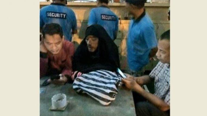 Warga menangkap pria bercadar di Masjid Agung Baiturrahmah, Sukoharjo, Jawa Tengah, Minggu (22/9/2019) malam.