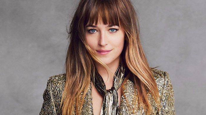 TRIBUNWIKI: Jomblo Usai Putus dengan Chris Martin, Ini Profil Dakota Johnson