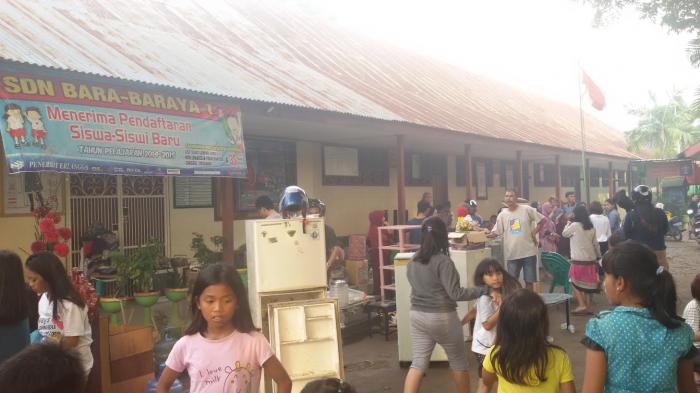 Korban Kebakaran di Barabaraya Selamatkan Barang ke Halaman Sekolah