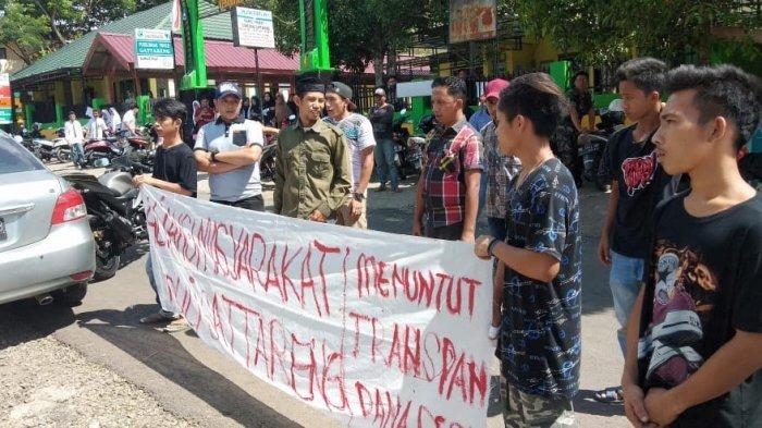 Warga Desa Gattareng Bulukumba Unjuk Rasa Protes Pengelolaan ADD