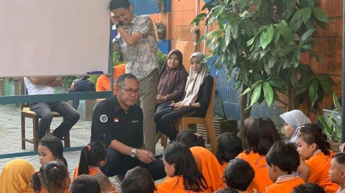 Dekan Psikologi UNM, Kepsek SMA 20, Hingga BEM Jadi Relawan Perpus Lorong