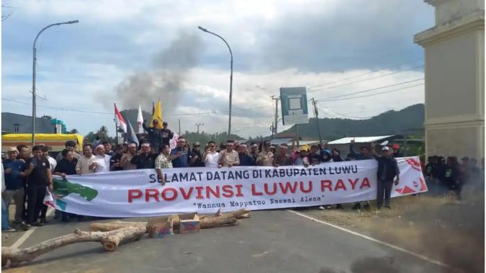 PROVINSI LUWU RAYA - Demontrasi warga yang mengatasnamakan diri dari Wija to Luwu di Belopa, Kabupaten Luwu, Sulawesi Selatan, Rabu (21/1/2025). Mereka menyuarakan pembentukan Provinsi Luwu Raya.