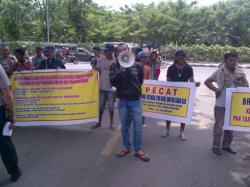 Demo di Depan Kantor BRI Wilayah Sulsel Bikin Macet Jalan A Yani Makassar
