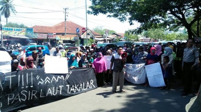 Protes Ini, Warga Takalar Demo di Kantor Gubernur Sulsel
