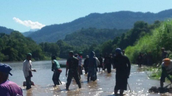 Pemukiman Terancam Abrasi, Masyarakat Desa Malalin Enrekang Gotong Royong Normalisasi Sungai