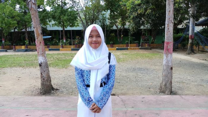 Demi UNBK, Siswi SMAN 4 Wajo Ini Pinjam Laptop Adik Kelas