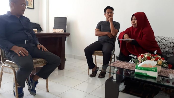 Dipecat Tanpa Pesangon, Staf Umma Maros dan Mertua Ngamuk di Depan WR II