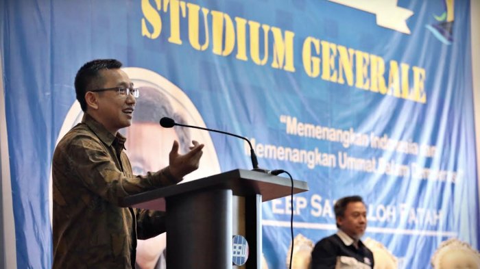 CEO Polmark Eep Saiful Bicara Demokrasi di Unibos Makassar