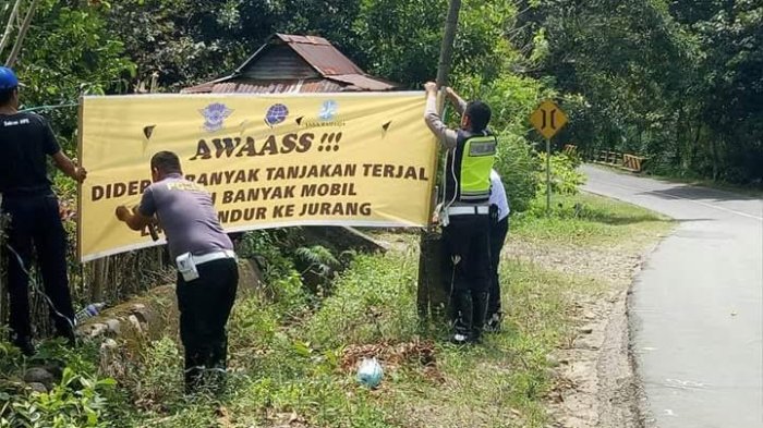 Cegah Lakalantas, Polres Enrekang Tebar Spanduk Himbauan