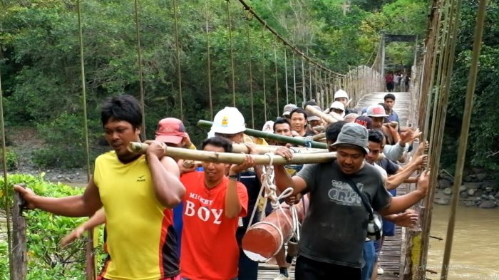 Demi Nikmati Listrik PLN, Warga Panassang Dan Kalidong Enrekang Pikul Tiang Pancang Sejauh 2 Km