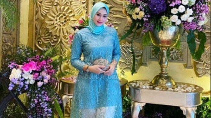 Fika Kurniawaty ke pesta pernikahan