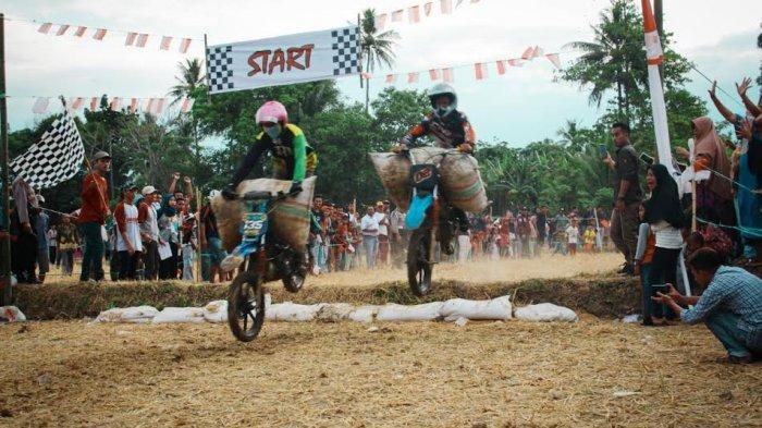 Animo Masyarakat Desa Panaikang Pangkep Sambut Sang Juara Lomba Cross Gabah