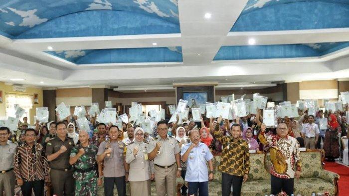 Serahkan Sertifikat untuk Masyarakat Jeneponto, Kakanwil BPN Sulsel: Minimalisir Sengketa Tanah