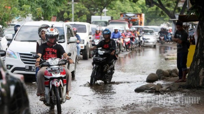 FOTO: Usai Hujan, Air Menggenang di Jl Hertasning Makassar - genangan-air-di-jl-hertasning_20161121_003218.jpg