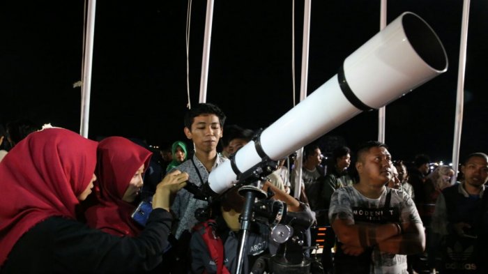 Gerhana Bulan, Warga Makassar Padati Anjungan Pantai Losari