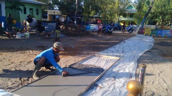 Warga Gotong Royong Perbaiki Lapangan SDN 145 Inpres Pampangan Desa Abbulu Sibatang