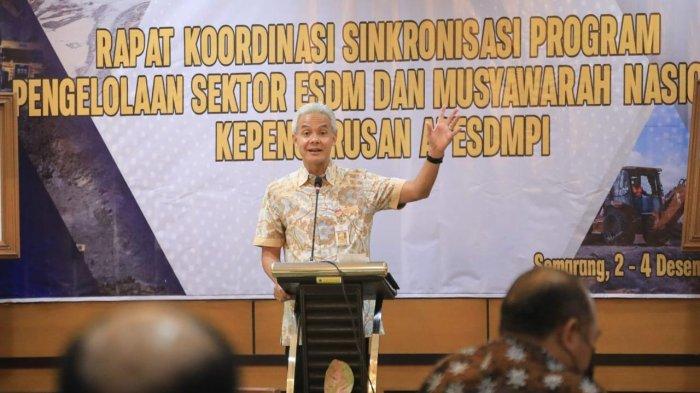 Ganjar Pranowo Minta Pemerintah Pusat dan Daerah Bersama Tangani Izin Penambangan - gubernur-jawa-tengah-ganjar-pranowo-saat-rapat-koordinasi-dinas-dinas-esdm.jpg