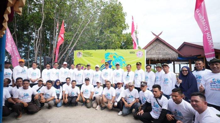 300 Peserta Ikut Bersih-bersih Pantai Bersama PT Semen Tonasa, Ada Pemerhati Lingkungan