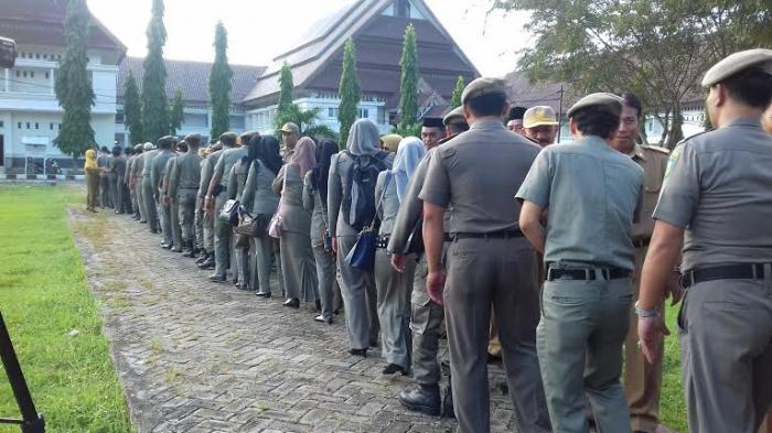 PNS Pemkab Luwu Antre Salaman dengan Amru Saher - halal-bihalal-di-kantor-bupati-luwu_20160711_123144.jpg