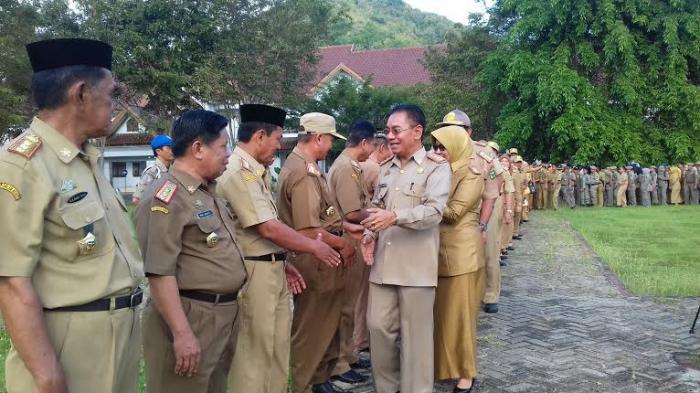 PNS Pemkab Luwu Antre Salaman dengan Amru Saher - halal-bihalal-di-luwu_20160711_123222.jpg