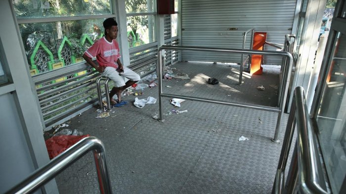 FOTO: Halte BRT di Jl Sultan Alauddin Penuh Sampah