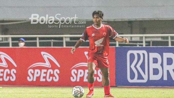 Pemain sayap kiri PSM Makassar, Ilham Udin Armaiyn, sedang menguasai bola dalam laga pekan pertama Liga 1 2021 di Stadion Pakansari, Bogor, Jawa Barat, 5 September 2021.