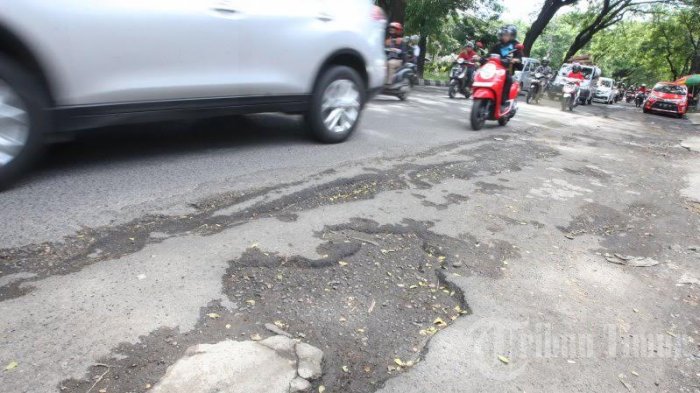 FOTO: Jalan Hertasning Makassar Penuh Lubang, Bikin Macet dan Kecelakaan - hertasning_20180224_234820.jpg