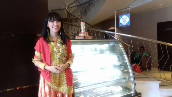 HUT ke-4, Karyawan Aston Makassar Pakai Baju Bodo