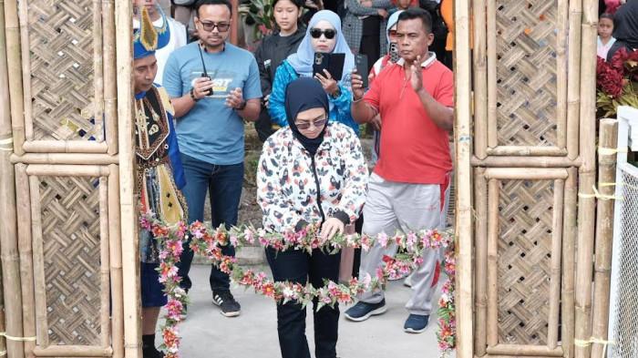Potret Bupati Gowa Husnia Talenrang dan Camat Tinggimoncong Andi Aso Ambarala saat berada di Kelurahan Malino
